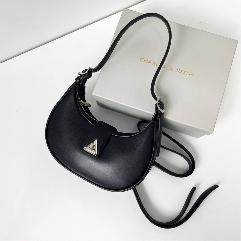 C*K LIMITED EDITION TAS BAHU FORMAL METTALIC ACCENT BELT HALF MOON SADDLE SHOULDER BAG 011595