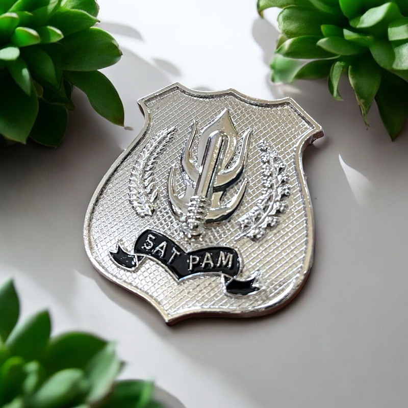 Pin kewenangan satpam silver perekat paku kewenangan satpam silver perekat magnet