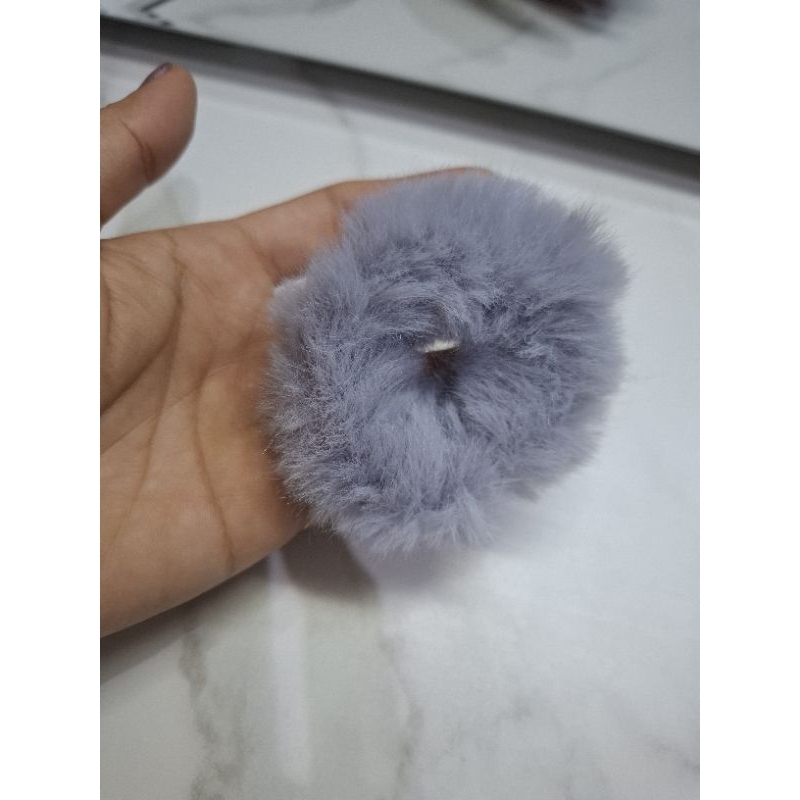 Ikat Rambut Bulu warna grey