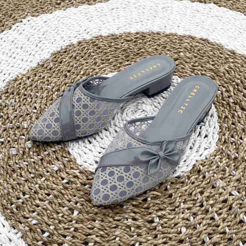 sandal selop wanita dengan bermacam warna dan ukuran