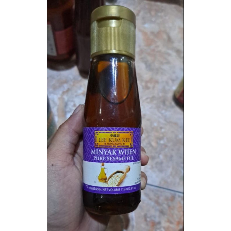 

Lee Kum kee Minyak wijen pure sesame oil 115 ML.