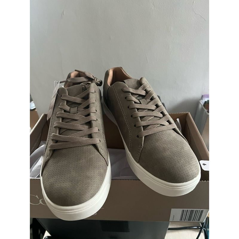 Sepatu Comfort Plus Sneakers Abu-abu Pendek