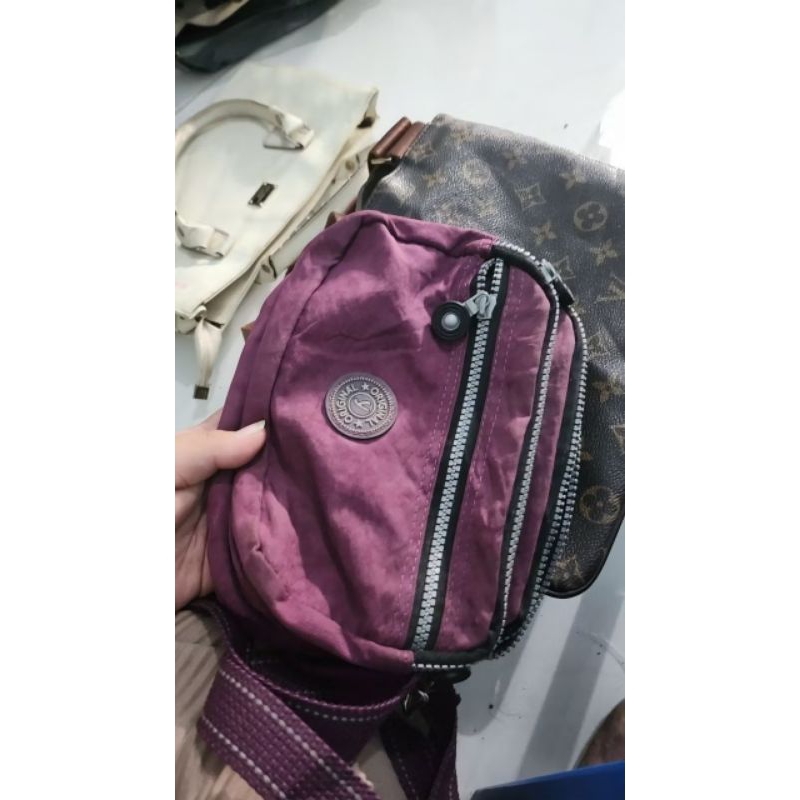 tas slempang nilon ungu**preloved