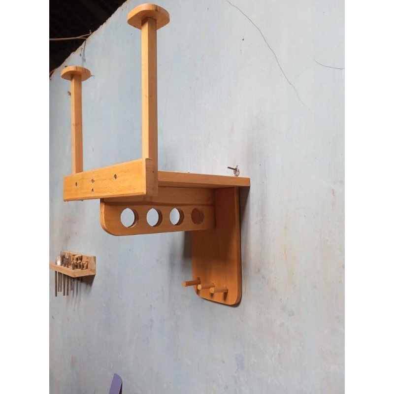 RAK HELM TEMPEL DINDING