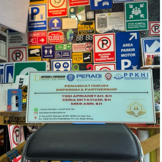 

Papan Nama Akrilik Penasihat Hukum 50x20cm