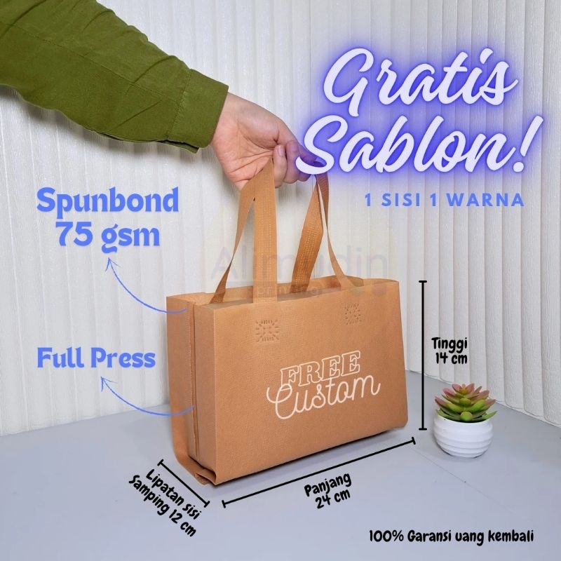 

Goodie Bag 24 × 12 × 14 Tas Spunbond Box Brownies Handle Lipat Samping Custom Sablon