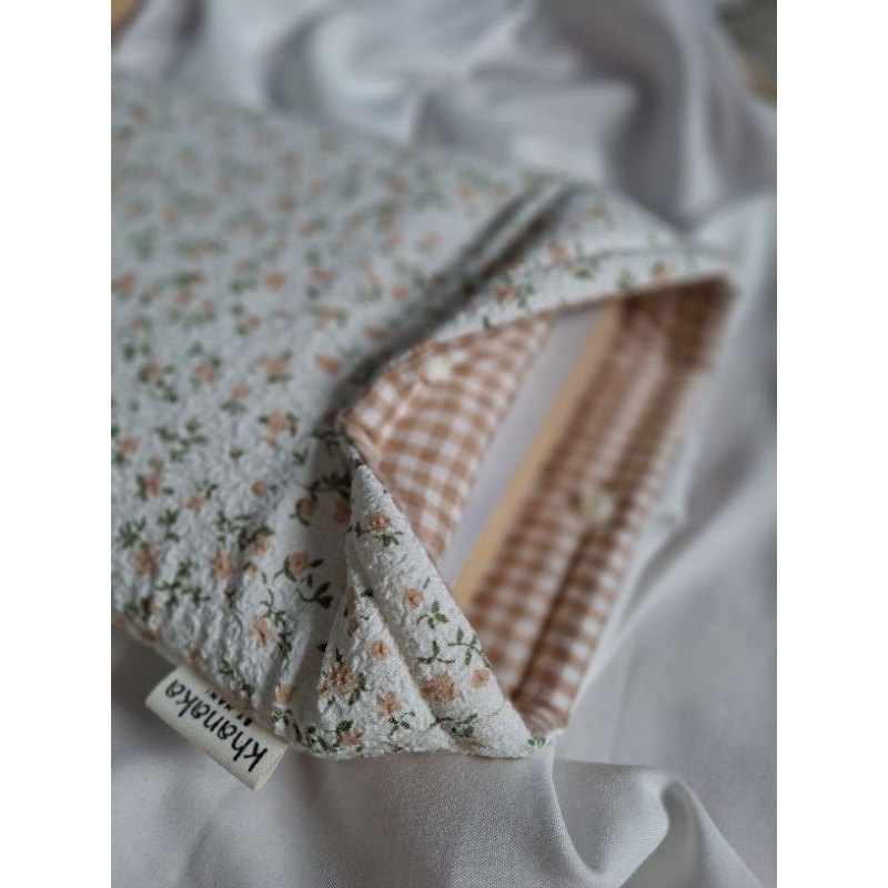 

Khanaka Aesthetic Booksleeve Motif Bunga Kecil