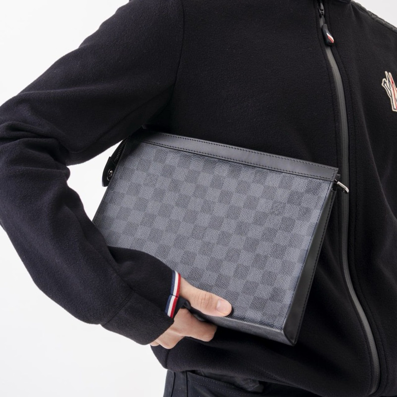 Louis Vuitton LV MM Voyage Pouch / Pochette / Clutch