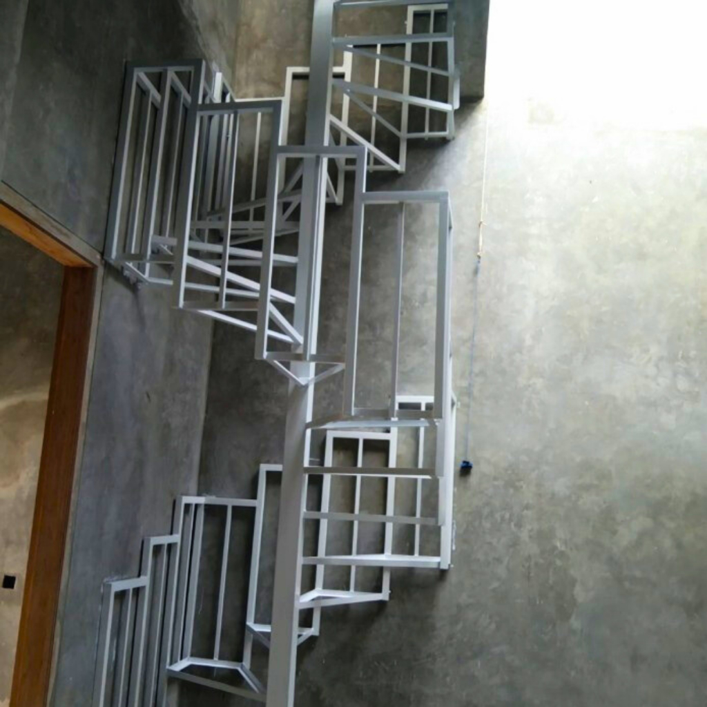Tangga putar trap plat besi minimalis terpasang surabaya