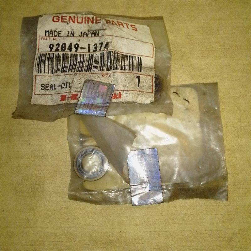 Oil seal oil pump sil Pompa oli samping KAWASAKI BINTER AR125 AR 125 2T . ORIGINAL KAWASAKI JAPAN . 