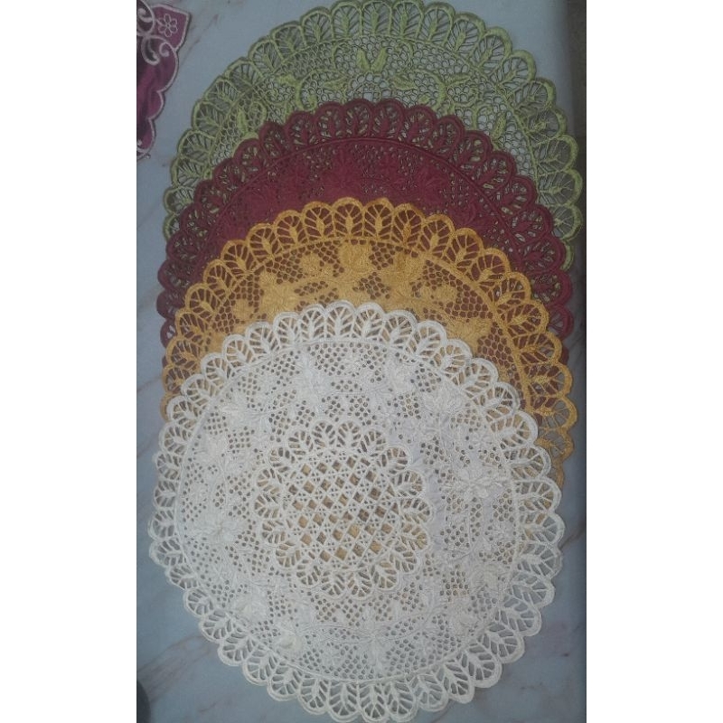 Taplak meja sudut renda vintage bulat