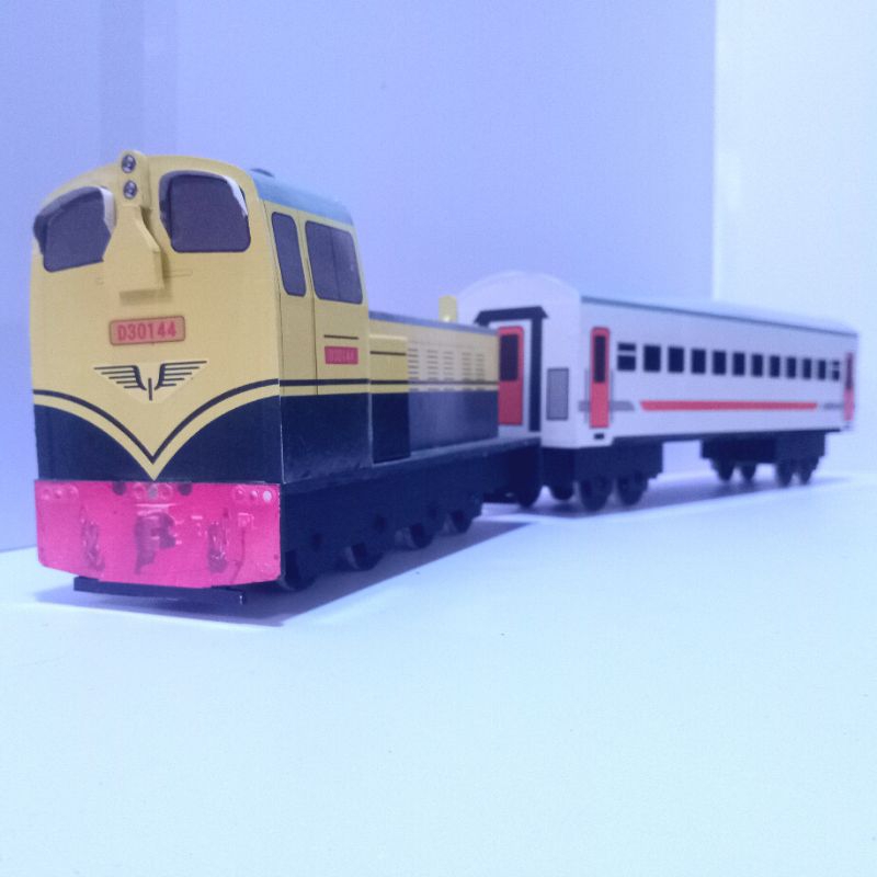 Kereta api mainan D301 + 1 gerbong