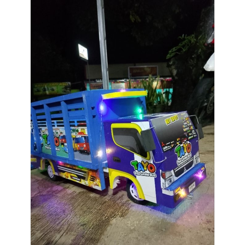 Miniatur truk oleng  Tayo ukuran besar bahan full kayu full lampu kelap kelip dan terpal