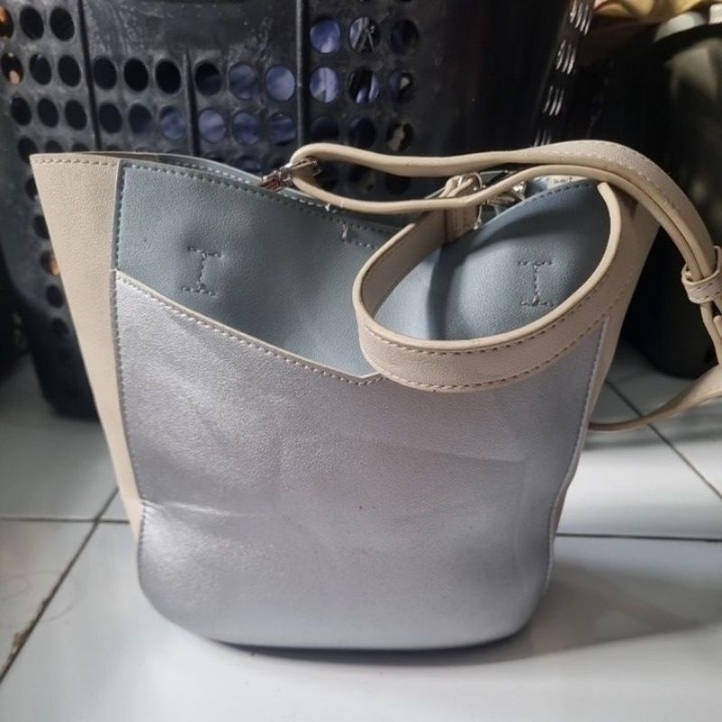 Sling bag brand beams heart