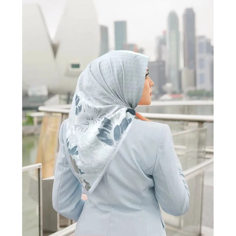 Diskon  Hijab Voal Segiempat Motif Bunga Abu