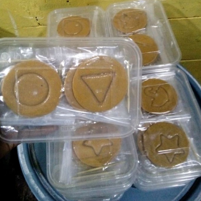 

DALGONA candy squid game satu pak isi 10 harga sudah termasuk kardus dan bubble wrap!!