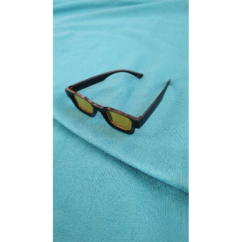 Kacamata Hitam Kuning