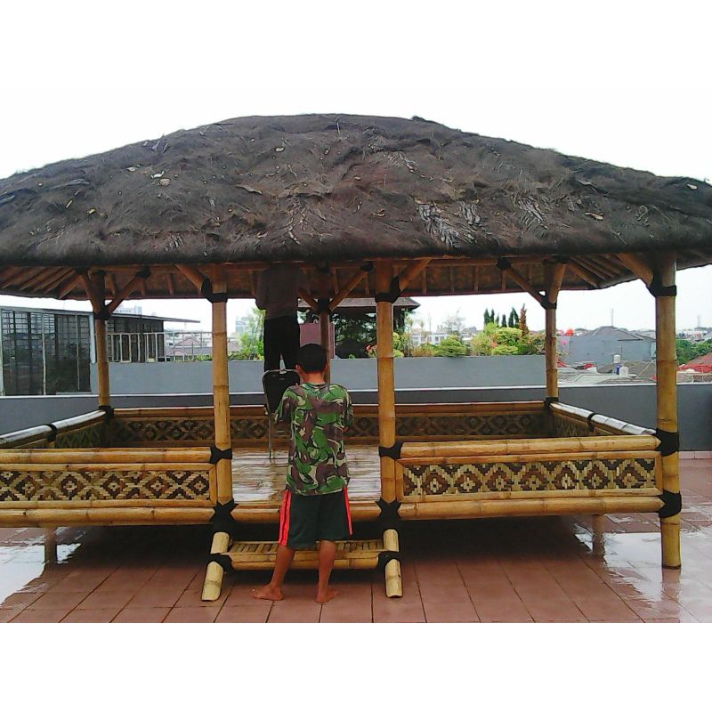 saung gajebo bambu. hiasan taman. saung bambu