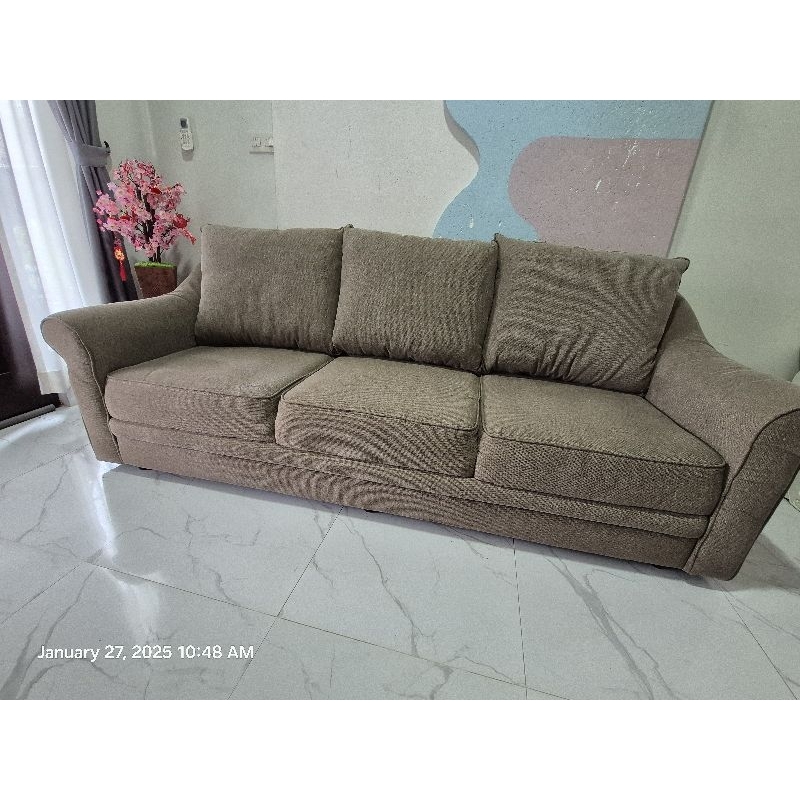 Preloved - Sofa IVARO - GENI 3 seater -  kondisi sangat bagus. Pemakaian 2-3 tahun