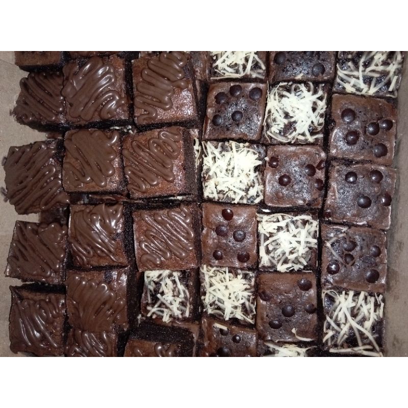 

brownies fudgy nyoklat dengan varian toping ukuran 20x20