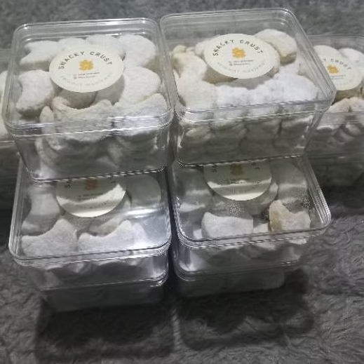 

Putri salju lumer dimulut, lembut, ada sensasi dingin dari gulanya kue putri salju premium