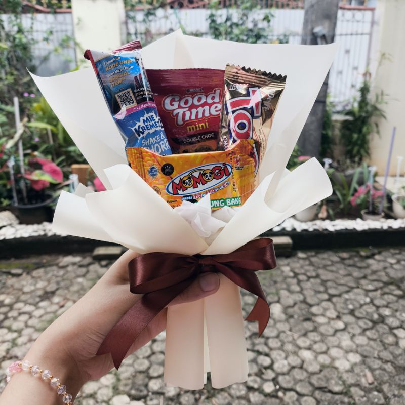 

Buket Makanan, Buket Cemilan, Buket Mini, Bouquet Mini untuk perayaan anniversary, wisuda, ulang tahun, hari guru, dan sebagainya