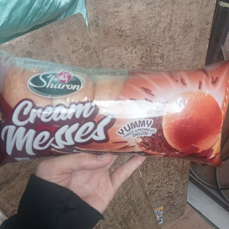 

Sharon Cream Meses Roti Isi Krim Cokelat