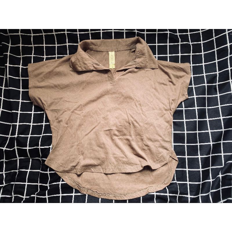 kaos berkerah wanita crop warna cream