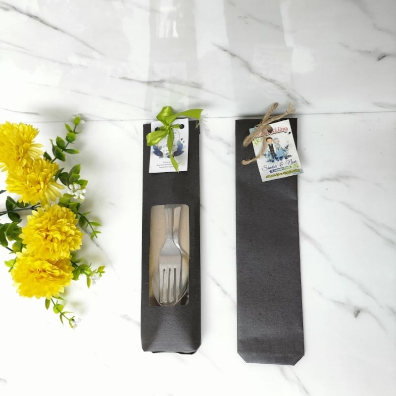 

Paperpack hitam Souvenir Sendok / Paperbag souvenir untuk sendok garpu