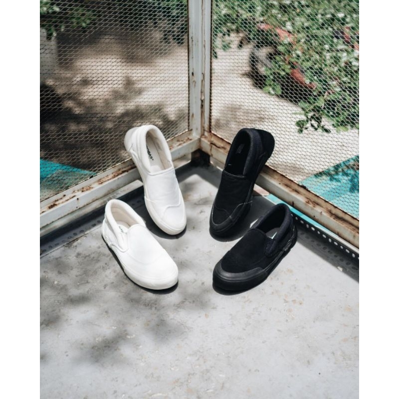 SEPATU SNEAKERS PATROBAS CLOUD SLIP ON ORIGINAL. Sepatu Slip-On Hitam Putih. Sepatu Selop Hitam Puti