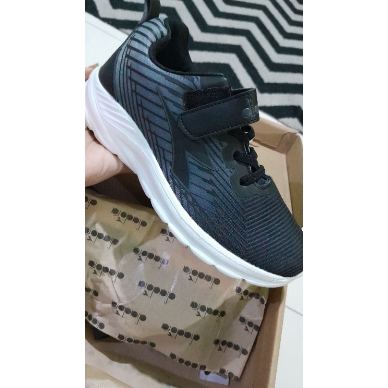 Sepatu hitam anak merk Diadora