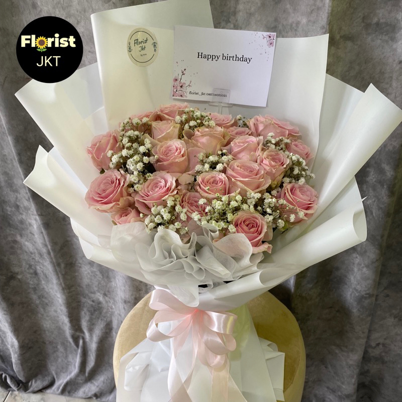 Hand bouquet bunga mawar segar