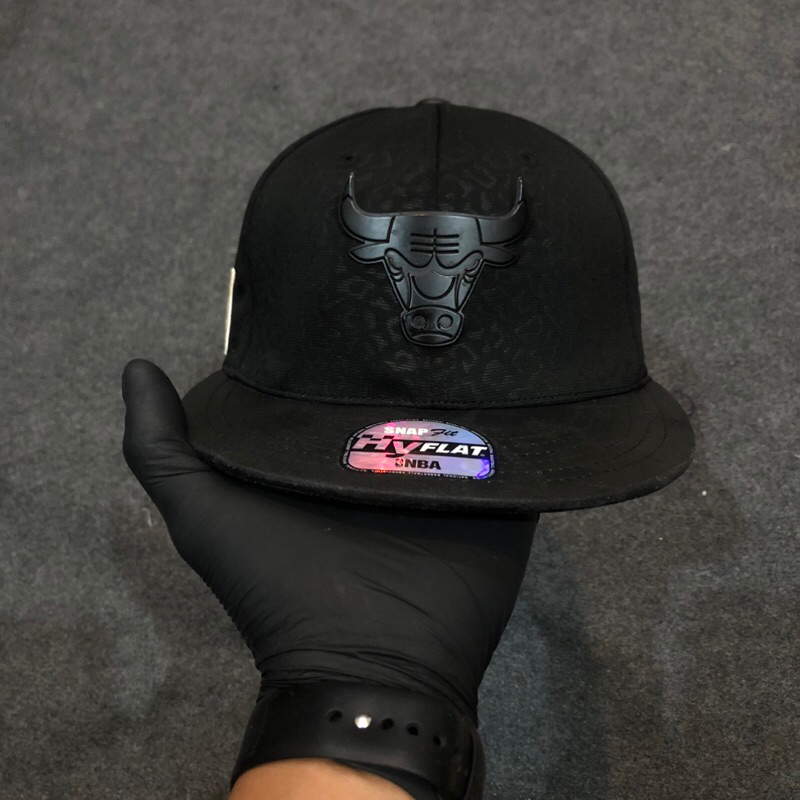 Topi nba Chicago Bulls cibul logo besi black on black bob visor kulit hy flat