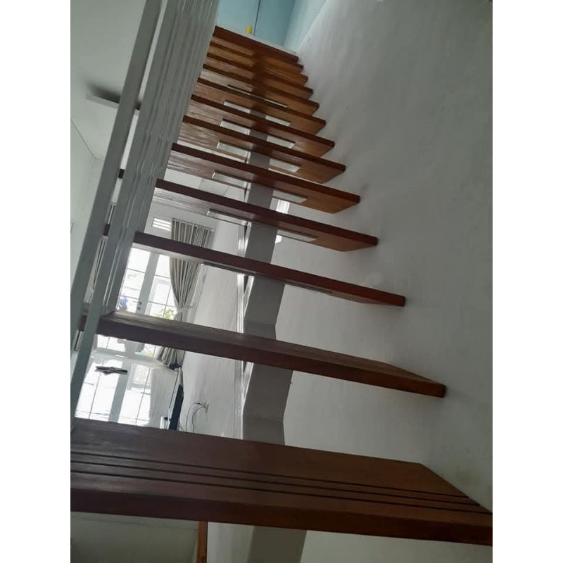 Tangga rebah pijakan kayu, tangga minimalis