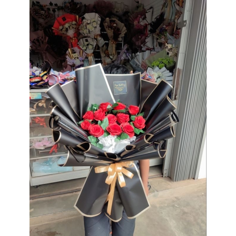 buket bunga mawar merah bungkus hitam ukuran besar