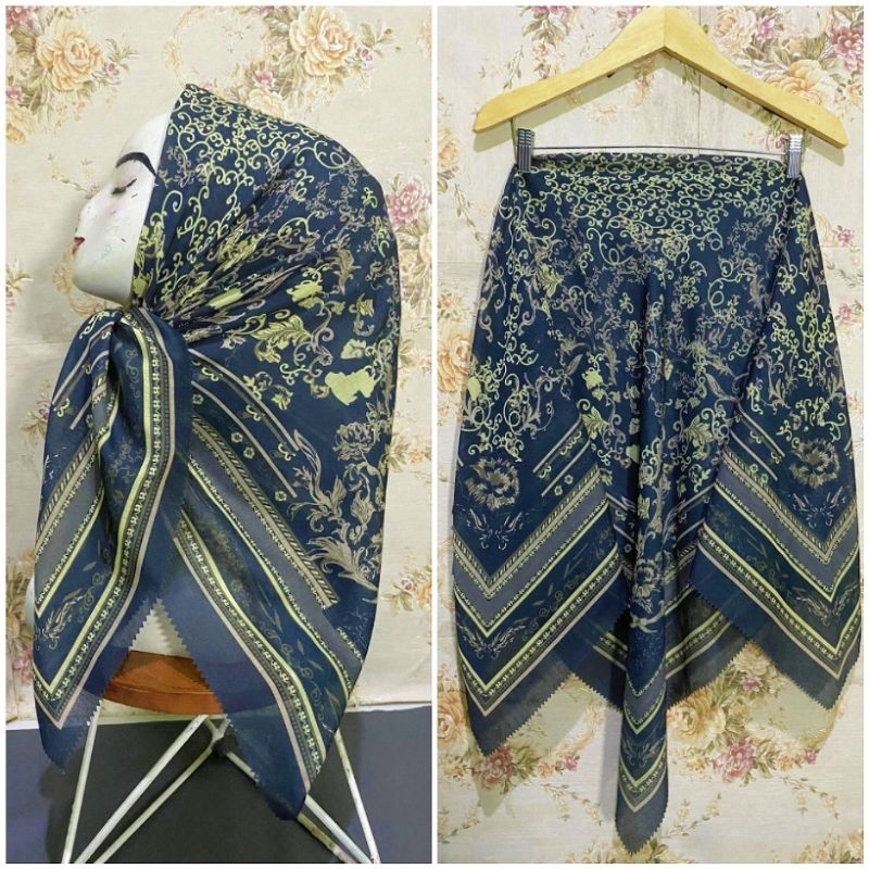 HIJAB SEGI EMPAT VOAL MOTIF FELAZ HITAM GOLD