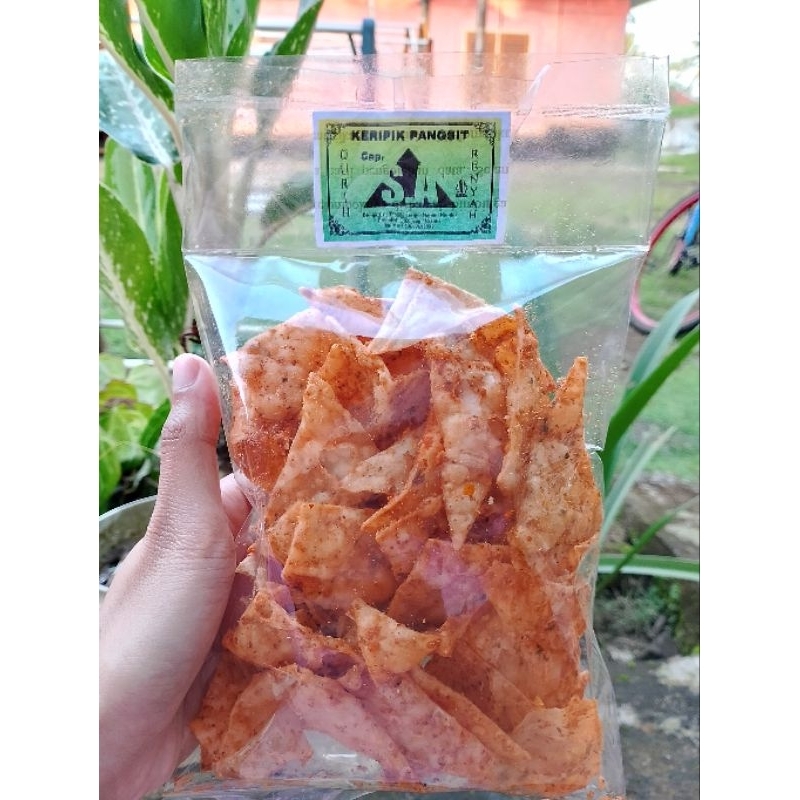 

Keripik pangsit pedas gurih daun jeruk