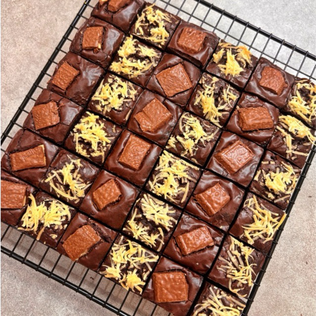 

Fudgy Brownies Premium 20x20cm