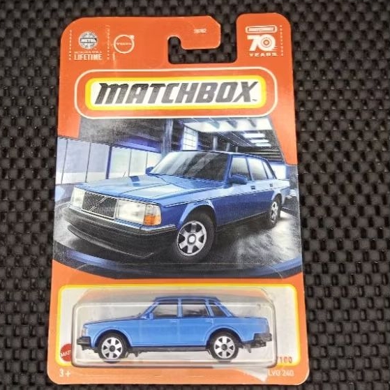 MAINAN ANAK MATCHBOX 1986 VOLVO 240 BIRU