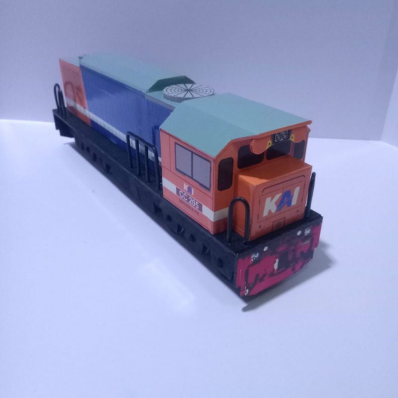 Kereta lokomotif model CC205