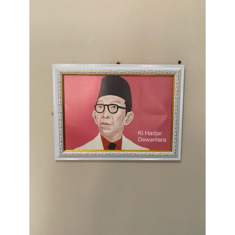 hiasan dinding cetak poster ki hajar Dewantara plus bingkai uk 66x46cm