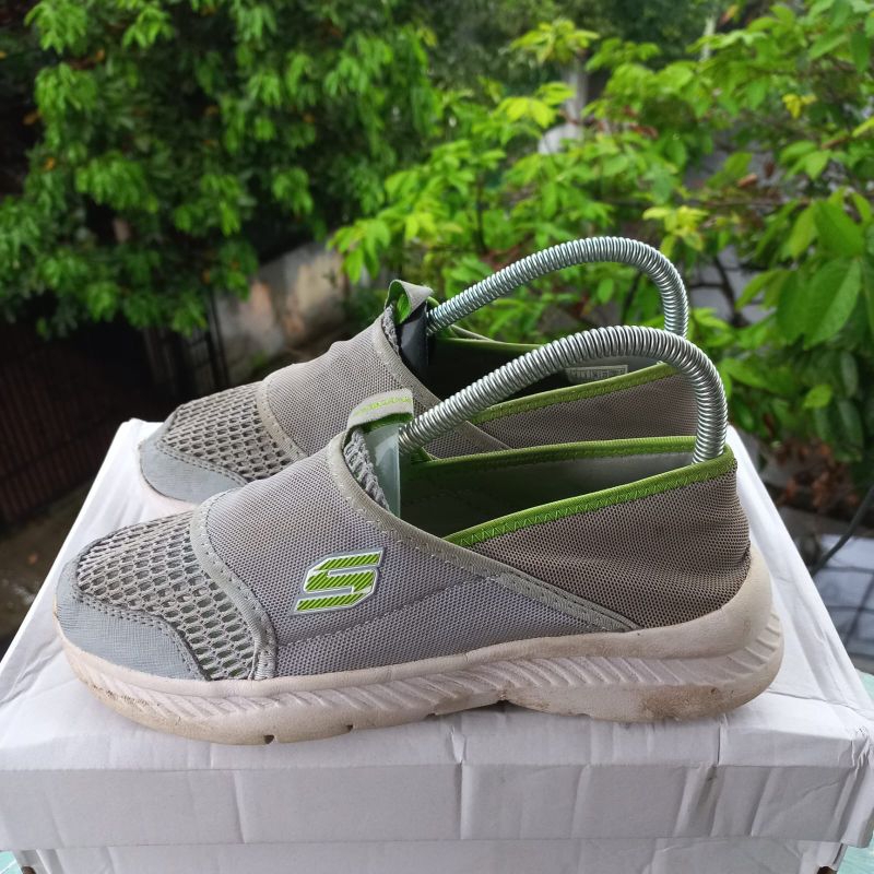 Sepatu skechers slip on size 36
