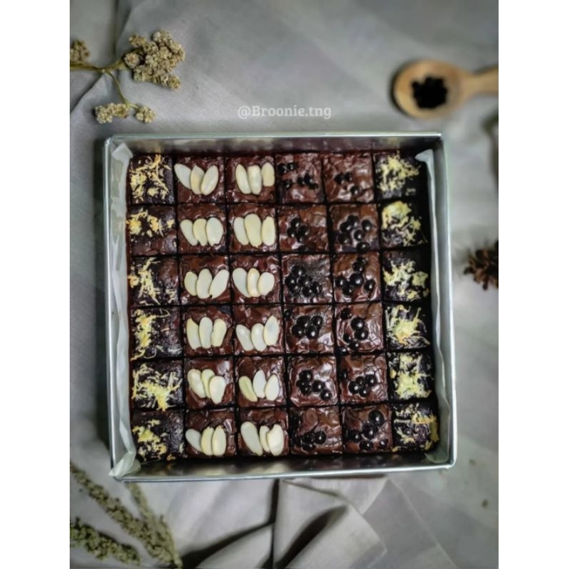 

FUDGY BROWNIE SHINY CRUST LOYANG 22X22