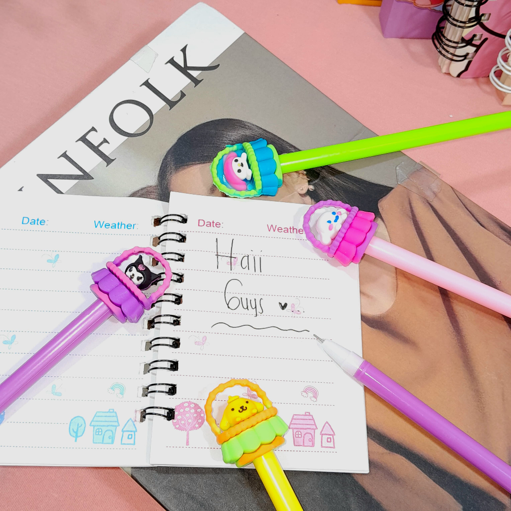 

Pulpen gel SANRIO Dalam Keranjang Super Cute Lucu Favorit Anak Tinta Warna Hitam / Pen Gel Sanrio Keranjang Special Edition Imut Unik Stationary Alat Tulis Fancy Kekinian Best Quality Bisa Grosir dan COD