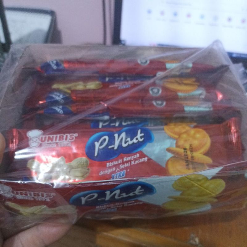 

biskuit p nut kacang selai 1 pack isi 12 bks