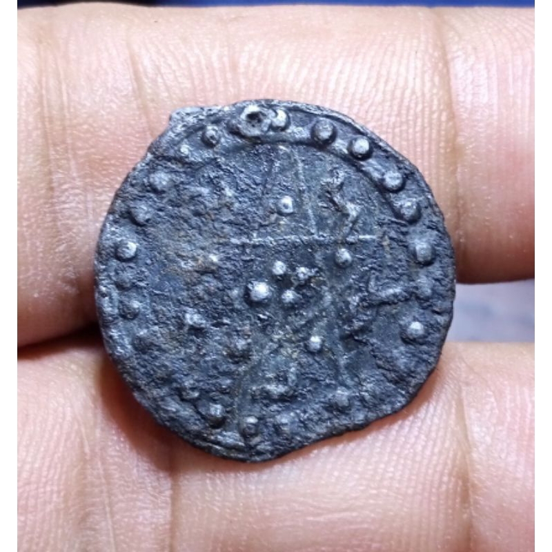 Koin Timah Vintage Motif Unik Temuan Sungai