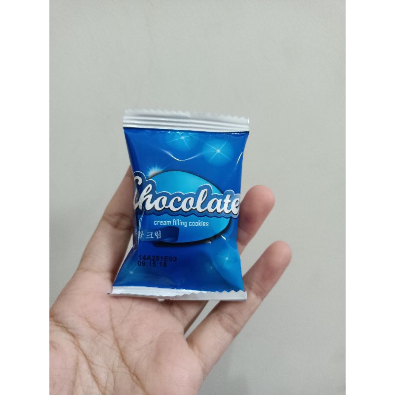 

NARAYA COOKIES CHOCOLATE CREAM FILLING COOKIES (ECER 1PCS)