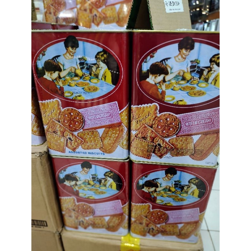 

Khong Guang biskuit kaleng merah 1800gram / cocok untuk camilan atau suguhan lebaran.