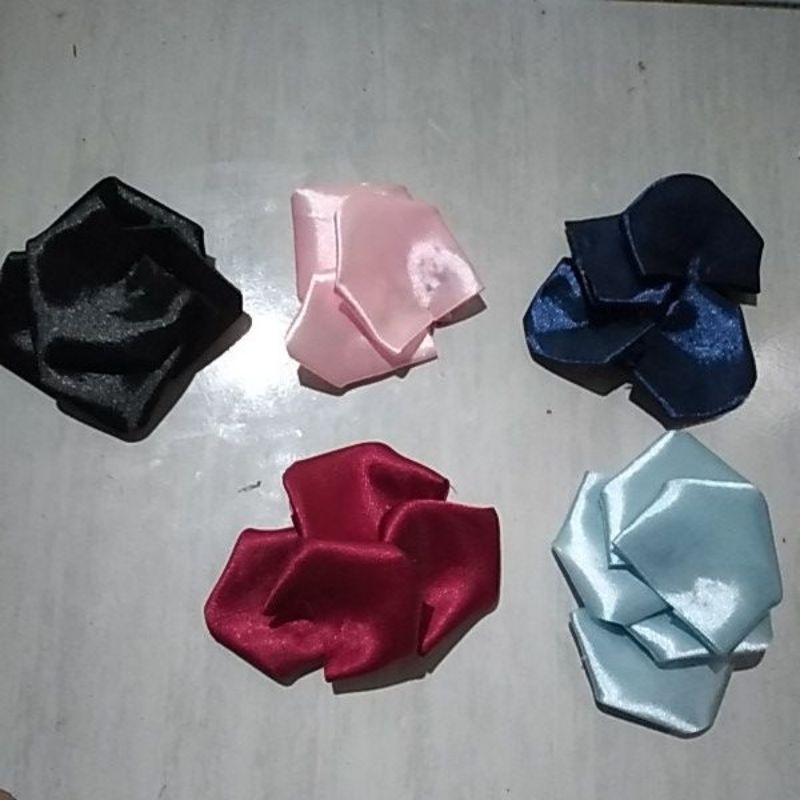 

Kelopak bunga mawar pita satin per pcs