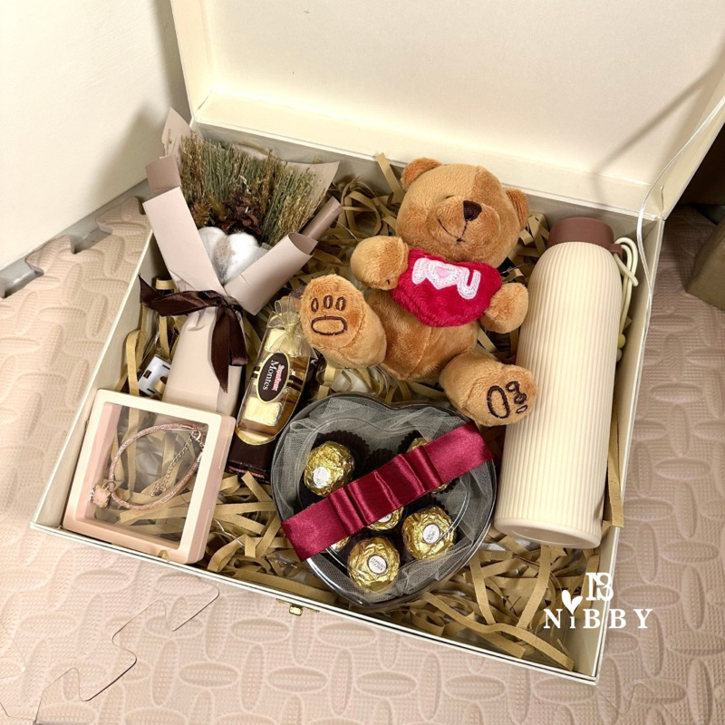 

Lovie Dovie HAMPERS Valentine Gift Chocolate | Hard Box | Buket Bunga | Coklat Fererro Silverqueen Pocky Kisses| Boneka Premium | Hadiah Pacar Cewek Ulang Tahun Wisuda Anniversary Sidang Mewah